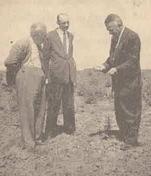 De izq. a der. Ing. B�scolo y Canavesio en una prueba junto al radiestesista Armando King.