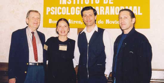 De izq. a der. Stanley Krippner, Vera Barrionuevo, Alejandro Parra y Tarcísio Pallú en un coffee-breack durante el Segundo Encuentro Psi, en Noviembre 1998.