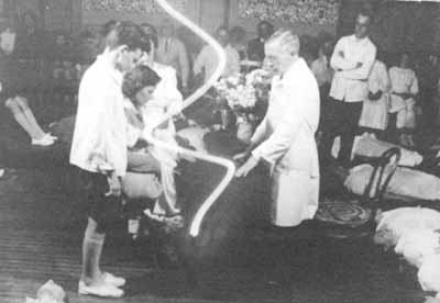 Una sesión de mediumnidad con el fundador de la sociedad espiritista Jesús Sánchez Granero, de pié a la derecha (circa 1940). Foto gentileza de Aldo Candolfi.