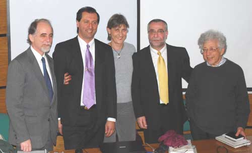 De izq. a der. Dr. Bernardo Nante, Alejandro Parra, Dr. Alicia Cayssials, Dr. Horacio Losinno, y Dr. David Maldavsky en el auditorio de posgrados de la UCES en Buenos Aires.