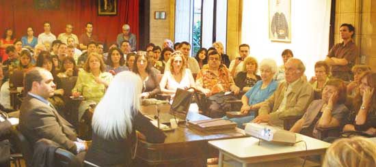 Dos momentos de la mesa redonda Visiones Extraordinarias, de izq. a der. Leonor Hern&aacute;ndez, Marcelo Acquistapace, y Wim Kramer junto a Alejandro Parra.