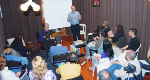 Dr. Wim Kramer en un momento de su presentaci&oacute;n frente a los psic&oacute;logos, psiquiatras y estudiantes de parapsicologia que atendieron el seminario dictado en el Instituto de Psicologia Paranormal.