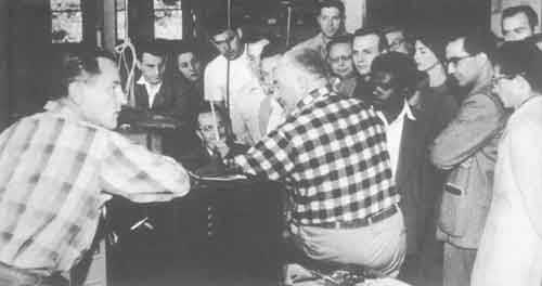 Reich junto a un grupo de estudiantes.