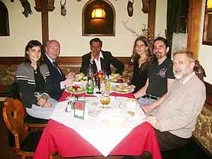 Cena de cierre de la conferencia en la Universidad de Viena, junto a Dr. Peter Mulacz (izq.), Alejandro Parra y varios miembros de la asociaci&oacute;n vienesa.