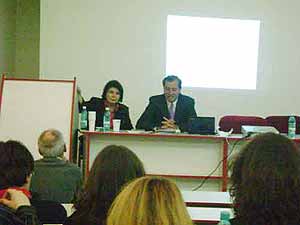 Presentaci&oacute;n de la conferencia de Parra en la Facultad de Comunicaci&oacute;n y Relaciones P&uacute;blicas de la Universidad de Bucarest, en Rumania. A la izquierda, la Dra. Mihalea Milanescu.
