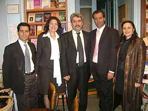 Miembros de la Fundaci&oacute;n Bilyay en Estambul junto a Alejandro Parra al t&eacute;rmino de la conferencia. A la izquierda, Tulin Etyemez, presentadora y anfitriona de la visita de Parra.