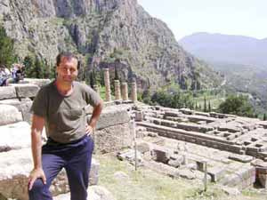 Alejandro Parra en las ruinas del Or&aacute;culo de Delfos, en las afueras de Atenas, en Grecia.