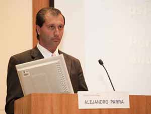 Alejandro Parra durante su presentaci&oacute;n en el Simposio de la Fundaci&oacute;n BIAL "Aquem e Alem do Cerebro" en Oporto.