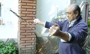 Roberto Blanc realizando una demostraci&oacute;n en el patio de su casa, en Sierra de la Ventana.