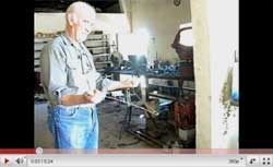 El buscador de agua Pedro Belate, en la puerta de su taller, en Saldungaray, con su varita de alambre de cobre (ver YouTube en http://www.youtube.com/watch?v=I2gK9O_14No)