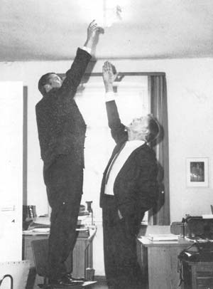 El Prof. Bender estudiando las disfunciones el&eacute;ctricas del poltergeist de Rosenheim. Los poltergeists y ciertos avistamientos OVNI tambi&eacute;n tienen puntos en com&uacute;n con el SLI.