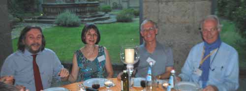 Durante la cena de clausura de la convención, de izq a der Gerd Hoevelmann y su esposa, Hoyt Edge y Erlendur Haraldsson.