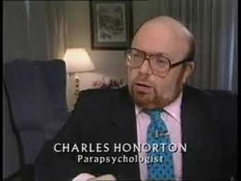 Charles Honorton (1946-1992), parapsicólogo americano, decidió aplicar los métodos de investigación científicos para examinar la transferencia de información anómala (percepción extrasensorial). Durante varias décadas, Honorton incluyó el uso de la técnica Ganzfeld. Su hipótesis era que el mecanismo de transferencia era 